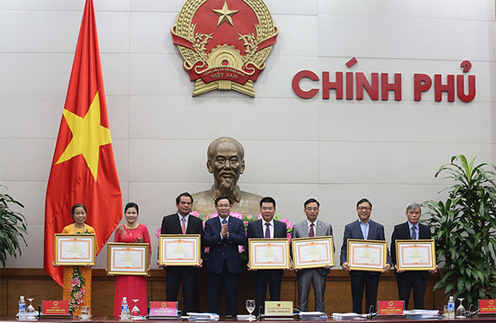 Phó Thủ tướng Vương Đình Huệ trao bằng khen cho các cá nhân, tập thể có nhiều đóng góp phát triển kinh tế tập thể, HTX.