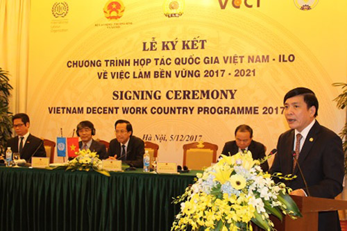 Ông Bùi Văn Cường, Chủ tịch Tổng liên đoàn lao động Việt Nam phát biểu tại buổi lễ ký kết.