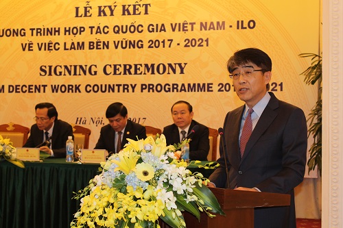 Ông Chang Hee Lee, Giám đốc Văn phòng ILO tại Việt Nam phát biểu tại buổi lễ.